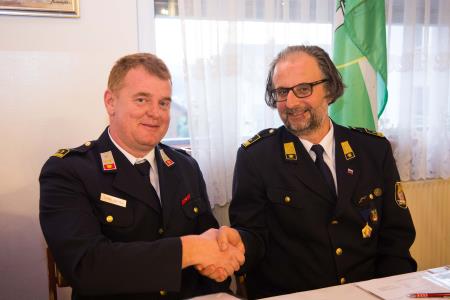 Prisotni gasilski zbor je soglasno izvolil za novega predsednika ivanške gasilske zveze Jureta Strmoleta (na prvi fotografijo desno) in poveljnika Slavka Zaletelja (na prvi fotografiji levo).